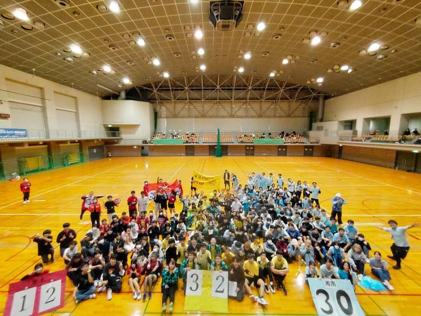 スポーツ大会にて3キャンパス集合写真