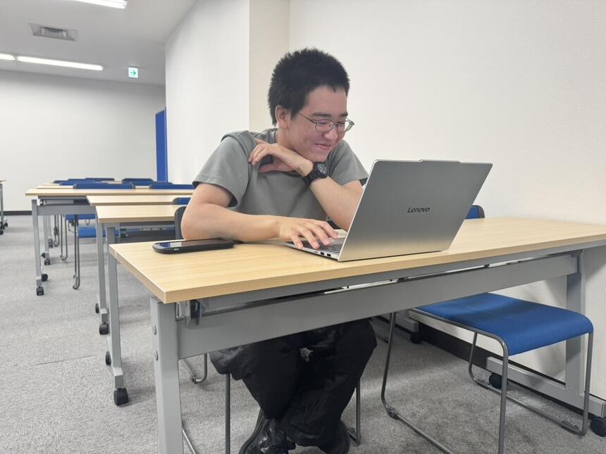 プレゼン資料作成に取り組む生徒