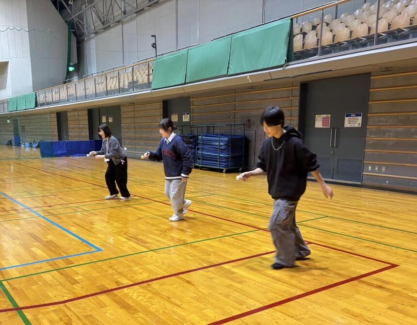 体育館で障害物競走の練習をする生徒