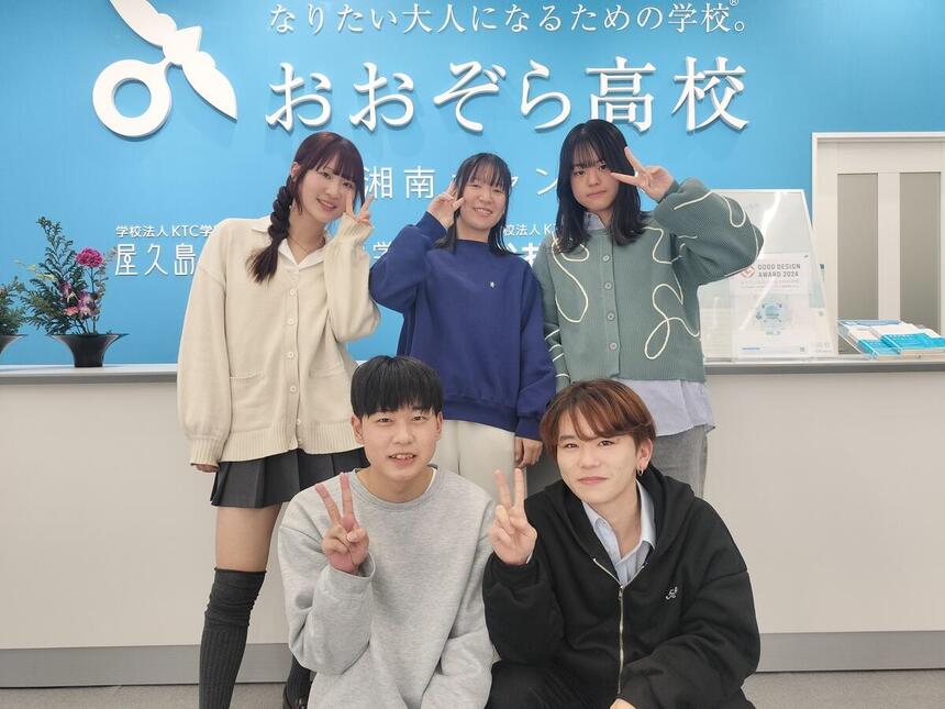 キャンパスエントランスにて笑顔の生徒