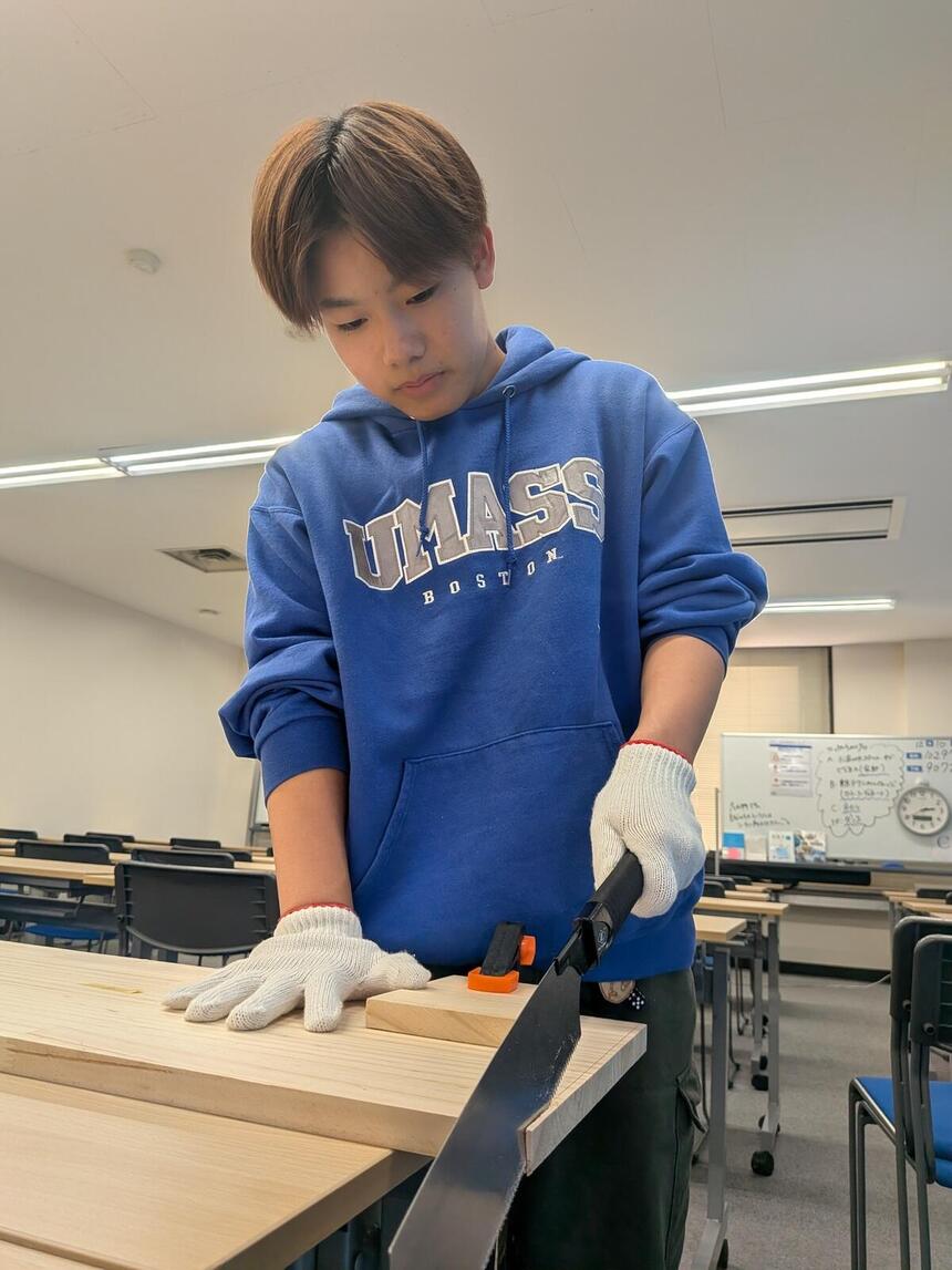 木材を切っている生徒