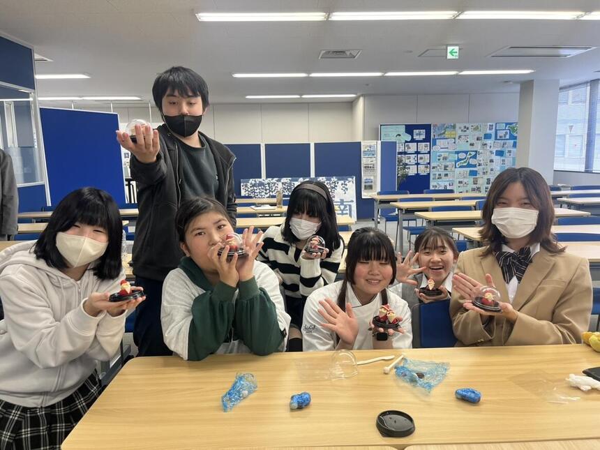 自作のマジパンを笑顔で披露する生徒