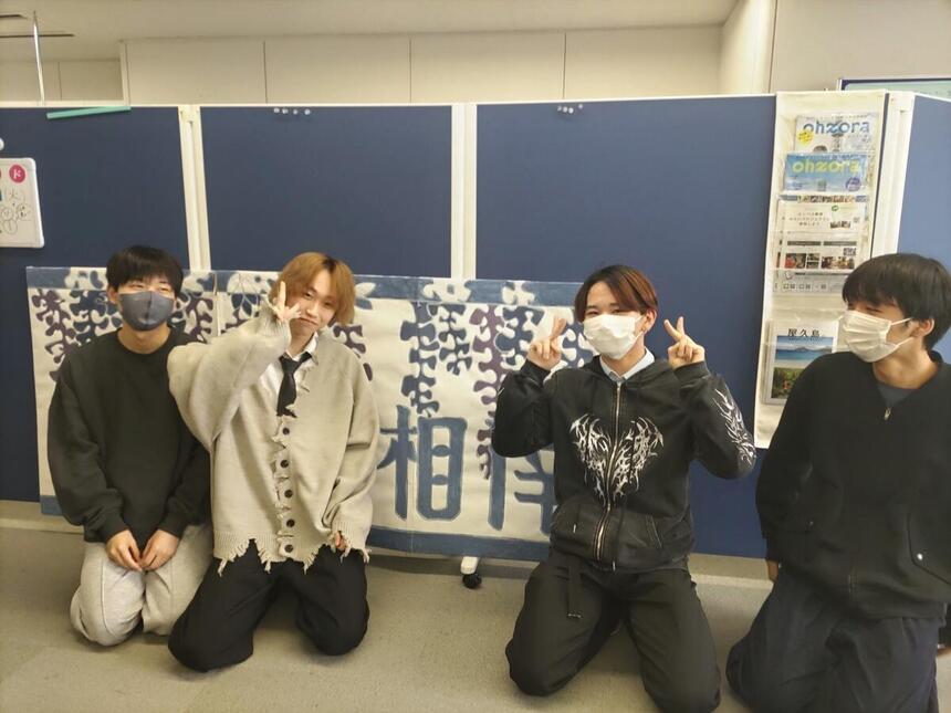 笑顔の生徒、教室にて