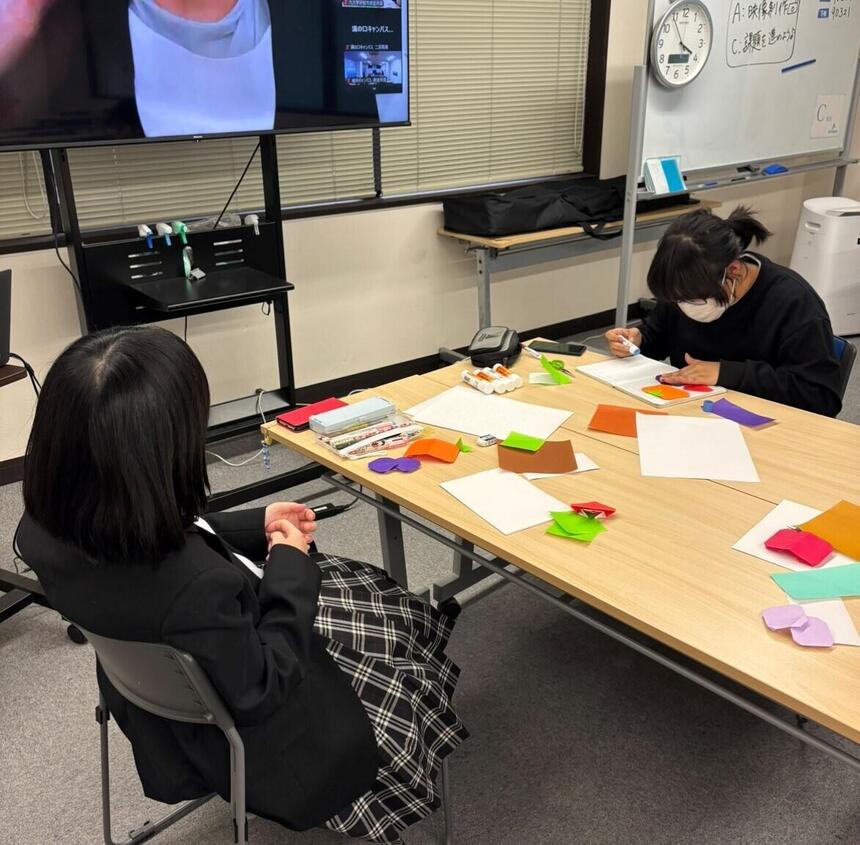 折り紙で作品制作の取り組む生徒
