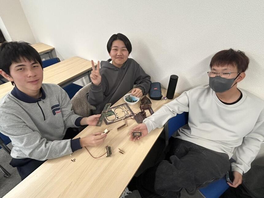 立体パズルに挑戦する生徒