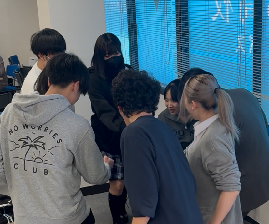 イベントに向けて円陣を組む生徒たち
