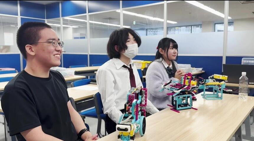 おおぞら杯予選突破を聞いて喜ぶ生徒