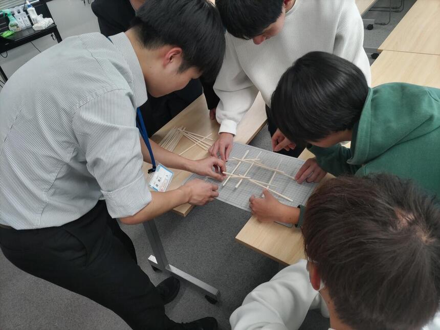 ミニチュアの橋を作製中の生徒