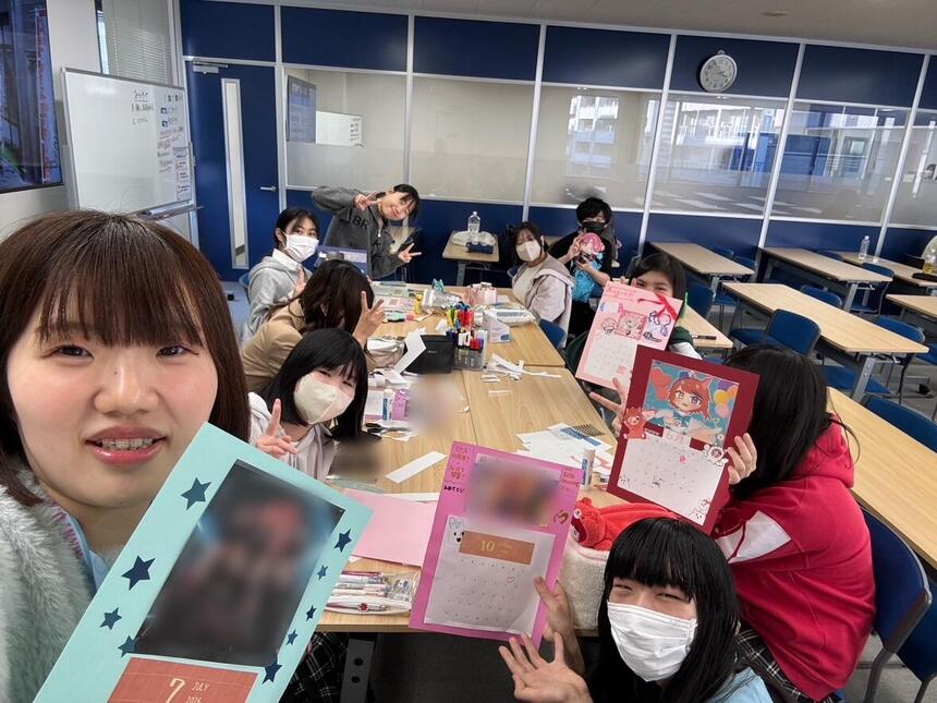 推し活同好会の生徒と一緒に