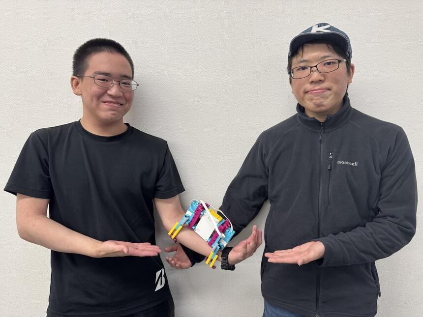 自作のロボットと笑顔の生徒