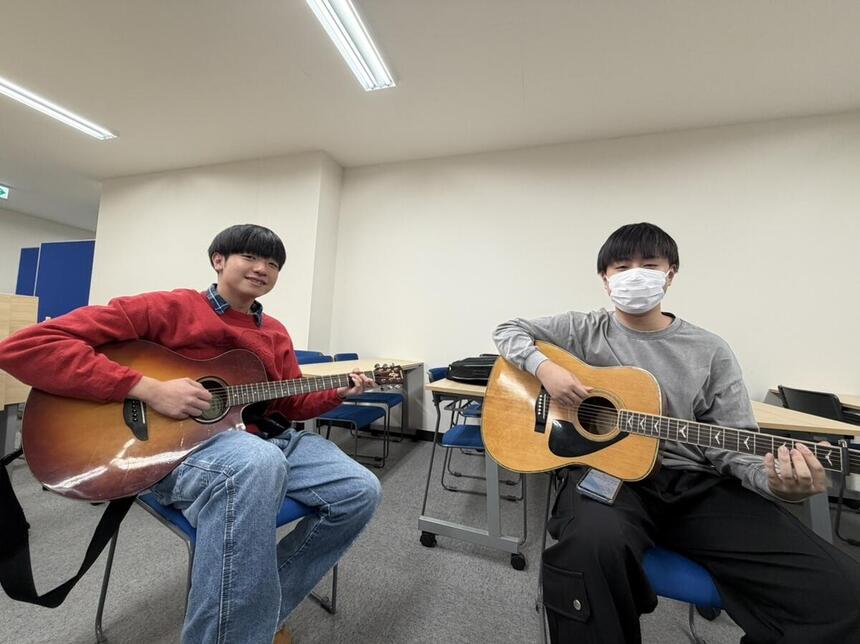 生徒がギターを持っている写真