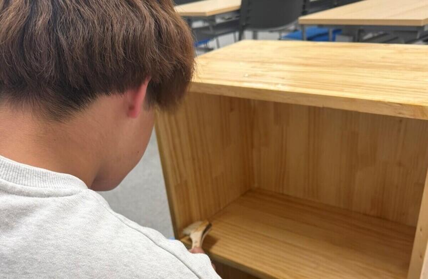 家具の仕上げ塗装をしている生徒