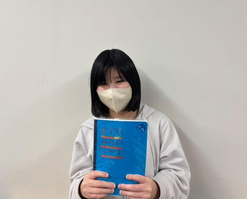 KTCみらいノート®を持った生徒
