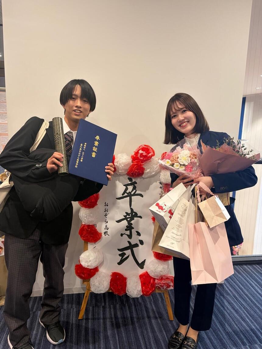 理事長賞を受賞した生徒とコーチの写真