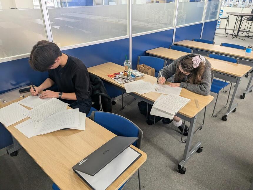 答辞を考えている生徒