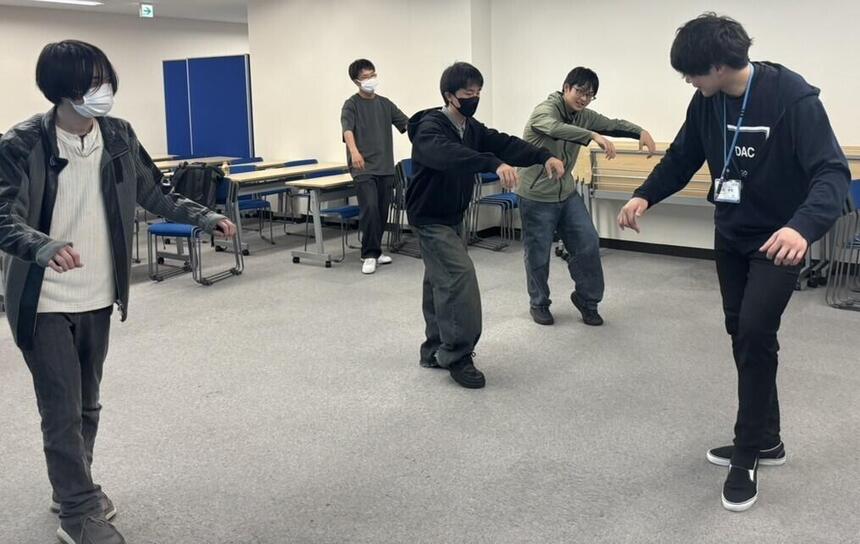 リズムトレーニングに励む生徒とコーチ