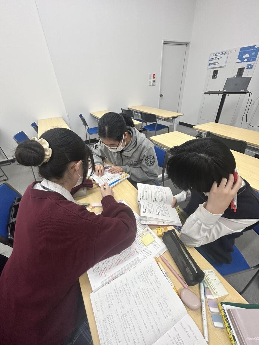 仲間と一緒に学習課題に取り組む生徒