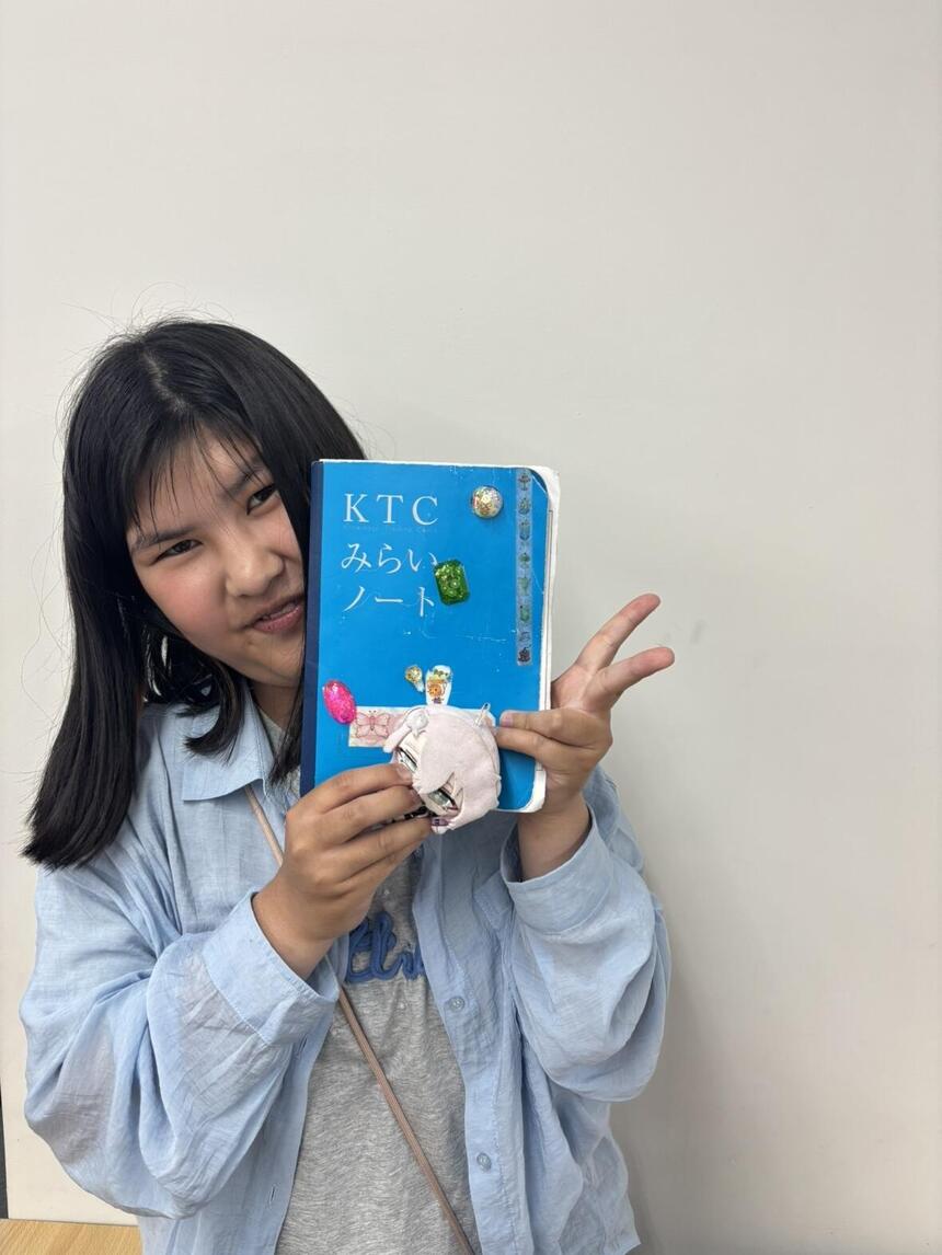 オリジナルシールでデコったみらいノート®を持つ生徒