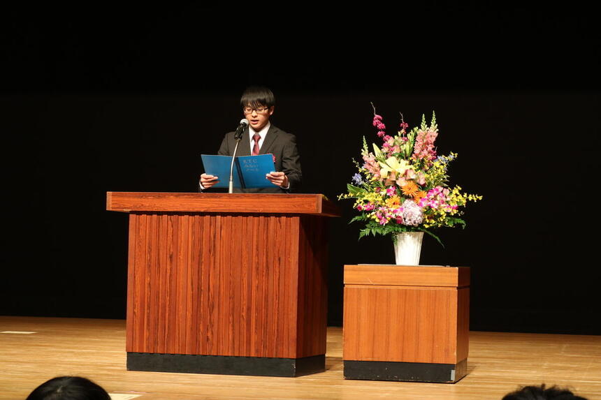 新入生の堂々とした代表挨拶