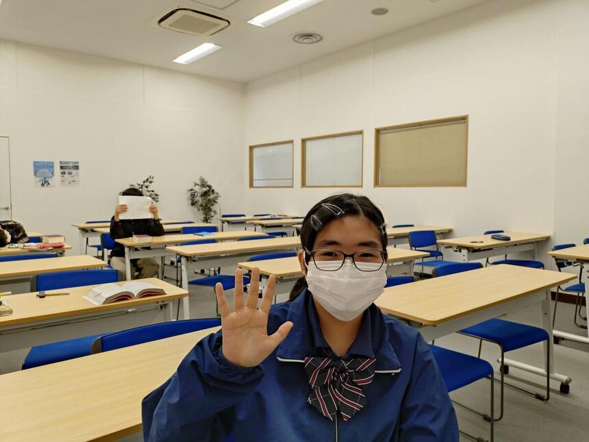 進学コースで頑張る生徒、インタビューを終えホッとした表情
