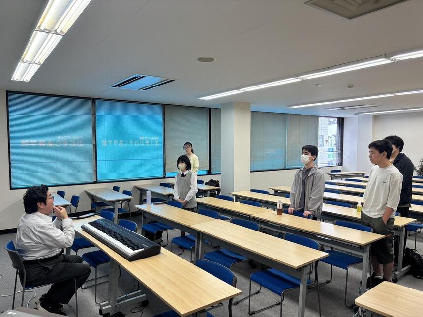 コーチから本格始動を受ける生徒、自信に満ちたすてきな歌声が教室中に響きました！