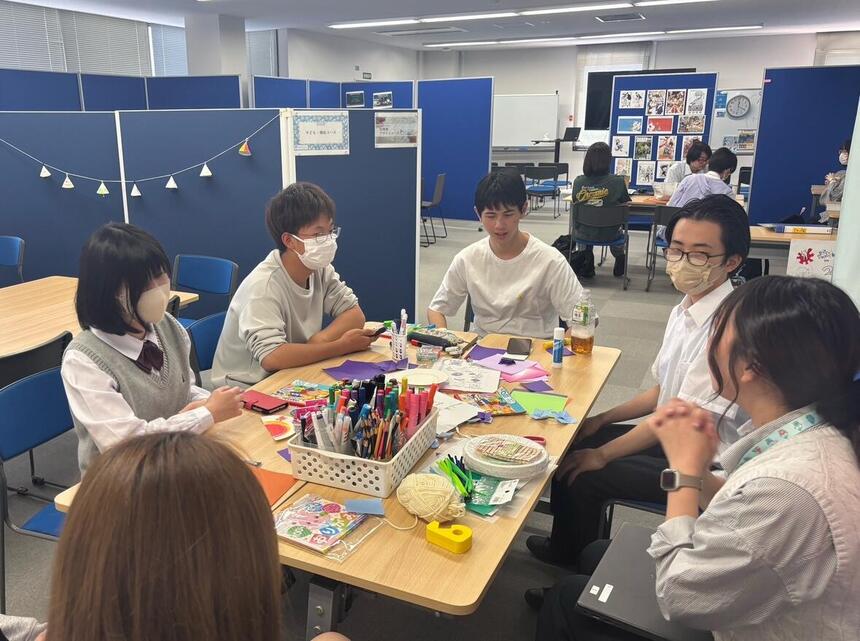 次回オープンキャンパスに向けて内容を一生懸命に相談する生徒