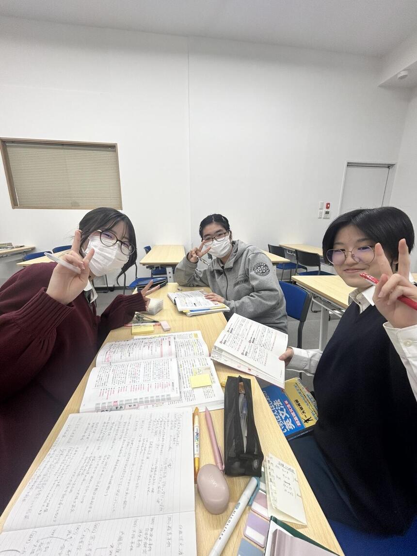 仲間と勉強に励む進学コース生と学習内容がしっかりまとめられているノート。