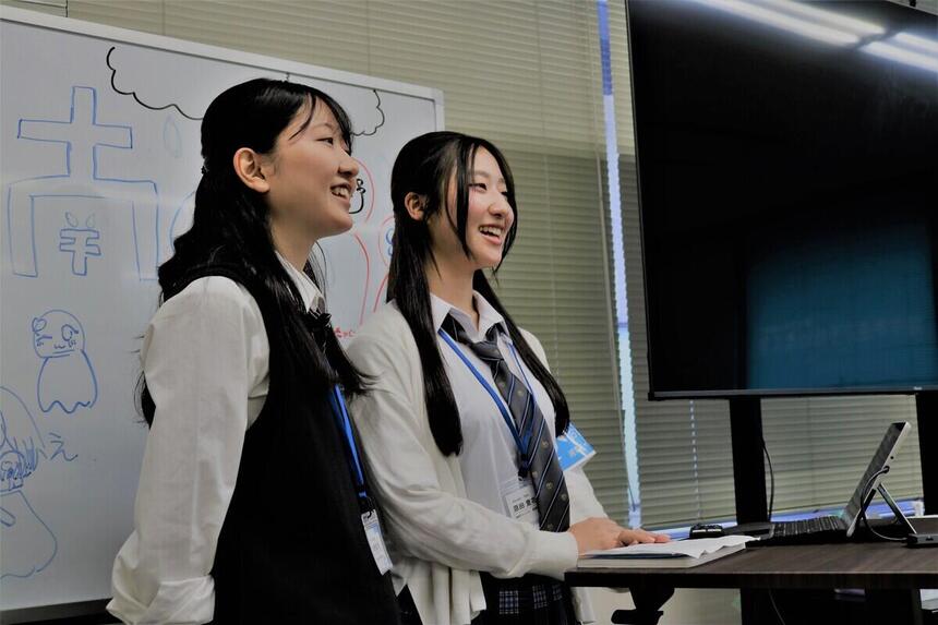 オープンキャンパスの司会を頑張る笑顔の生徒