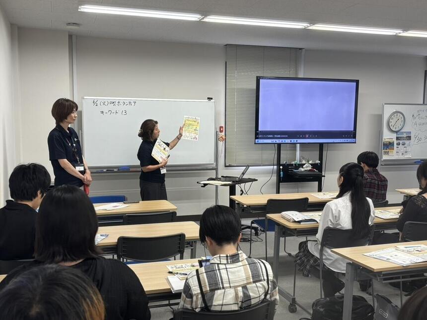 地域のボランティア活動について、担当の方のお話に真剣に耳を傾ける生徒