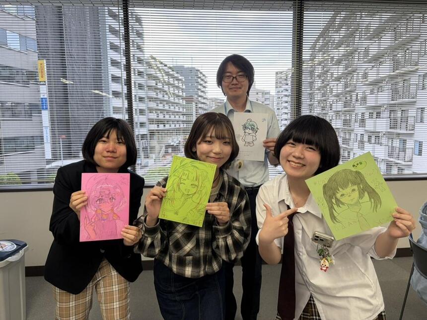 コース生交流会で制作した作品を持っている笑顔の生徒＆コーチ