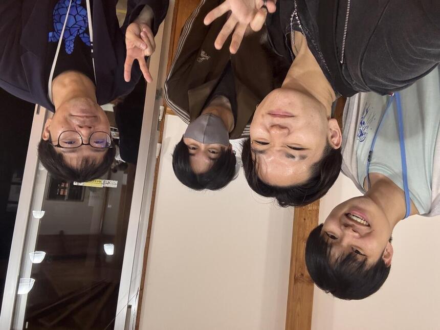 屋久島での自由時間にて、生徒＆コーチが再会を喜んだ記念写真