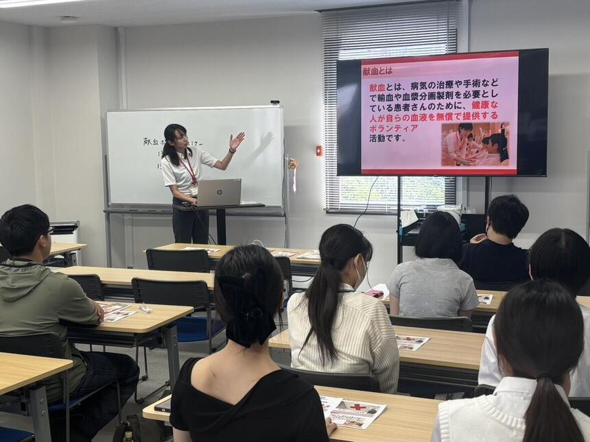 担当講師からの「献血セミナー」を真剣に受講する生徒