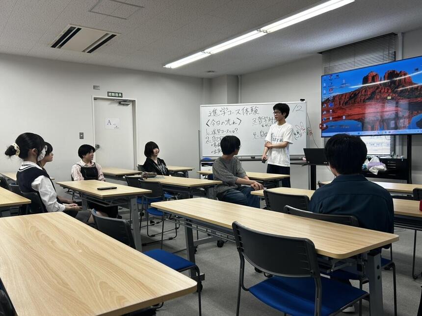 進学コース体験会についてミーティングを行う真剣な表情の生徒