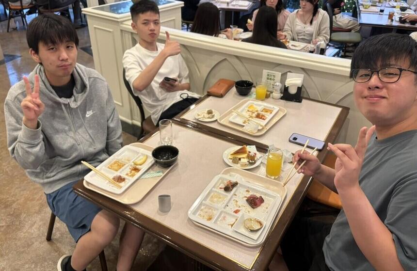 スクーリング中の会食の様子、緊張も解けて笑顔の生徒。