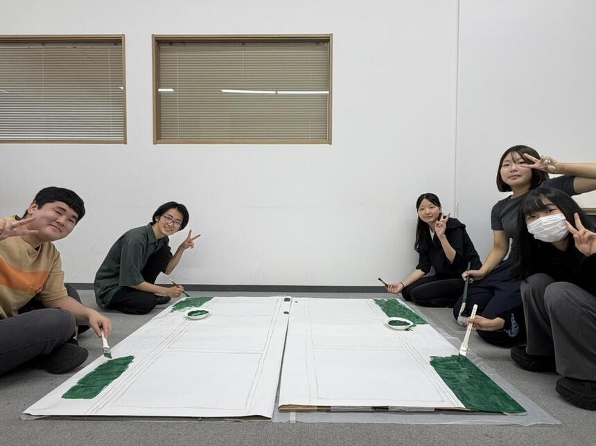 生徒が絵の具でおおぞらFESの準備をしている様子
