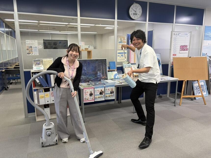 新学期に備えキャンパスをピカピカに掃除するコーチ
