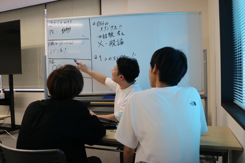 コーチの進路指導のもと、大学の志望理由書作成に取り組む生徒