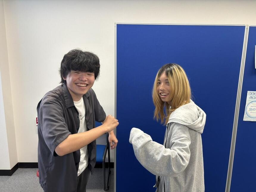 2学期のスタート、教室で気合ポーズの3年生徒二人