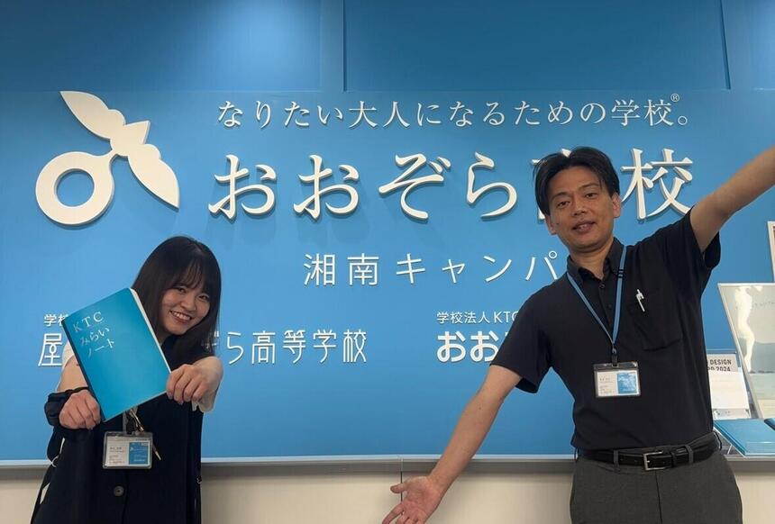 エントランスにて笑顔で来校者をお迎えするコーチ、お気軽にお越しください♪