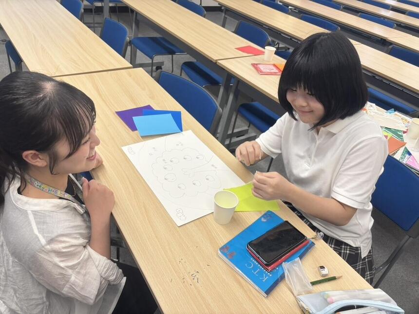教室にておおぞらFESの準備（ブース作品の製作）に一生懸命取り組む生徒とコーチ