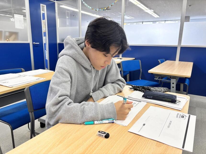 教室で「金融」について、一生懸命な眼差しで学ぶ生徒