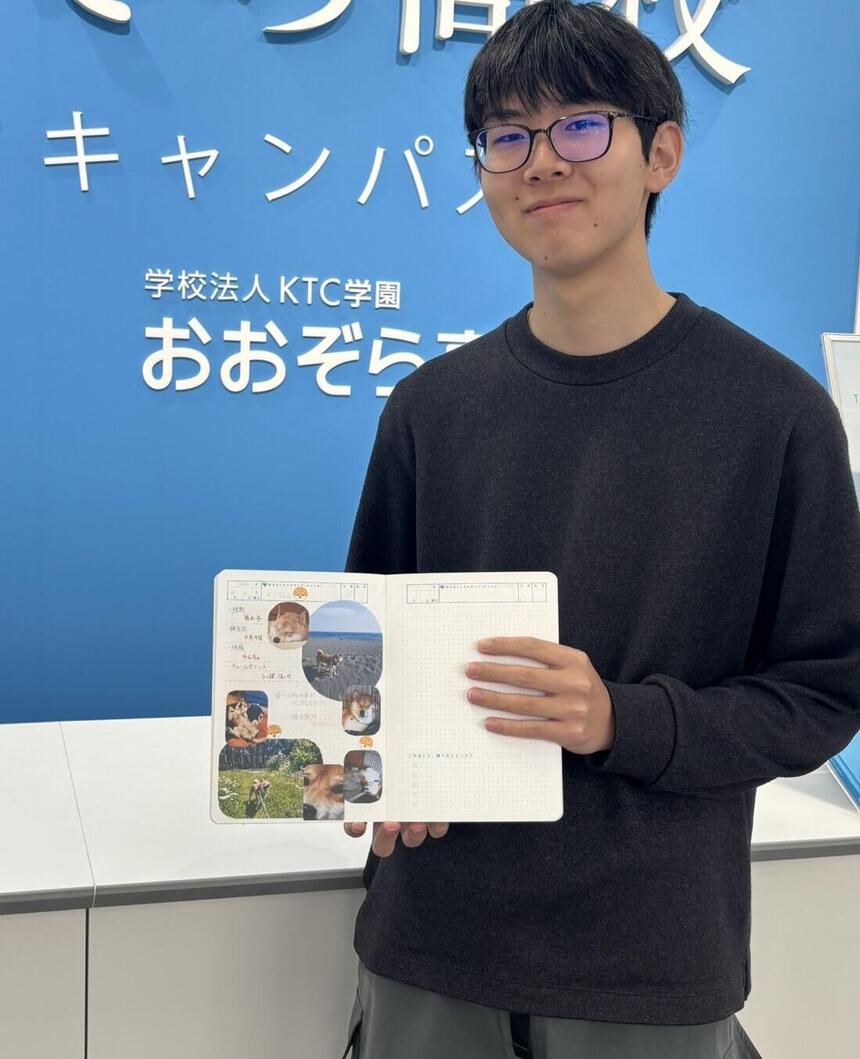 KTCみらいノート®のお気に入りページを紹介する笑顔の生徒