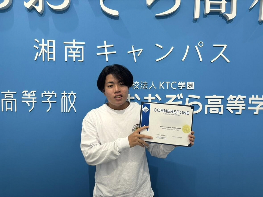 キャンパスにてカナダ留学について楽しそうに報告する生徒