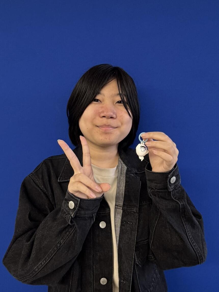あそうぎてんあまら（ペンネーム）さんが好きなキャラクターをもってピース＆笑顔の写真