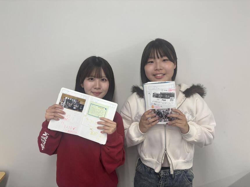 屋久島スクーリングでの体験や思い出を生徒がまとめたみらいノート®を生徒が持っている写真