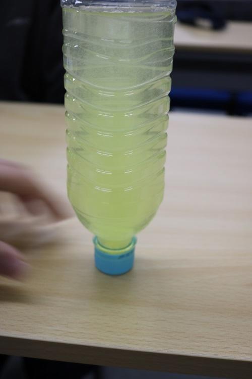 「ペットボトルを使って竜巻を作る」実験に挑戦