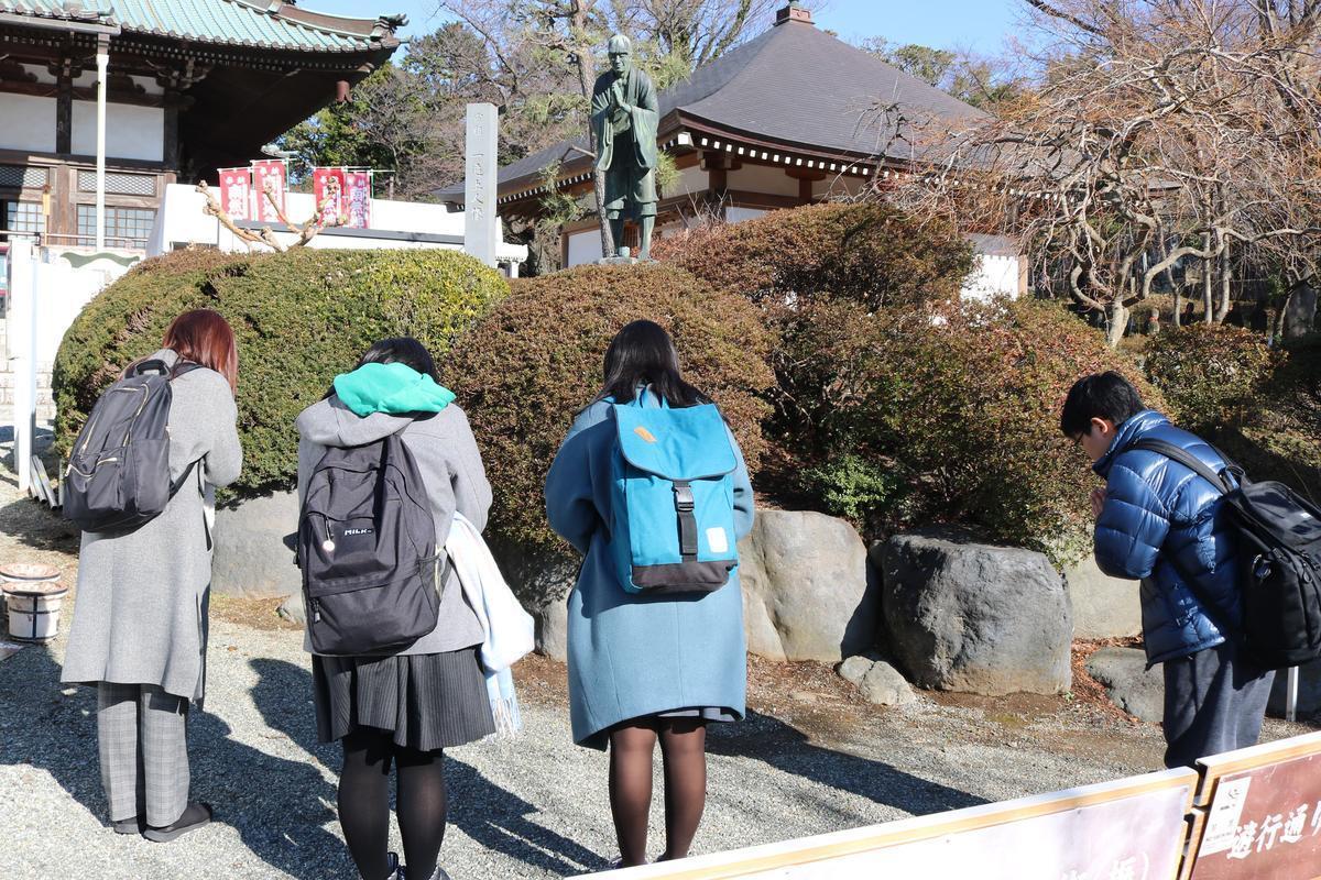 お庭にたたずむ一遍上人にご挨拶