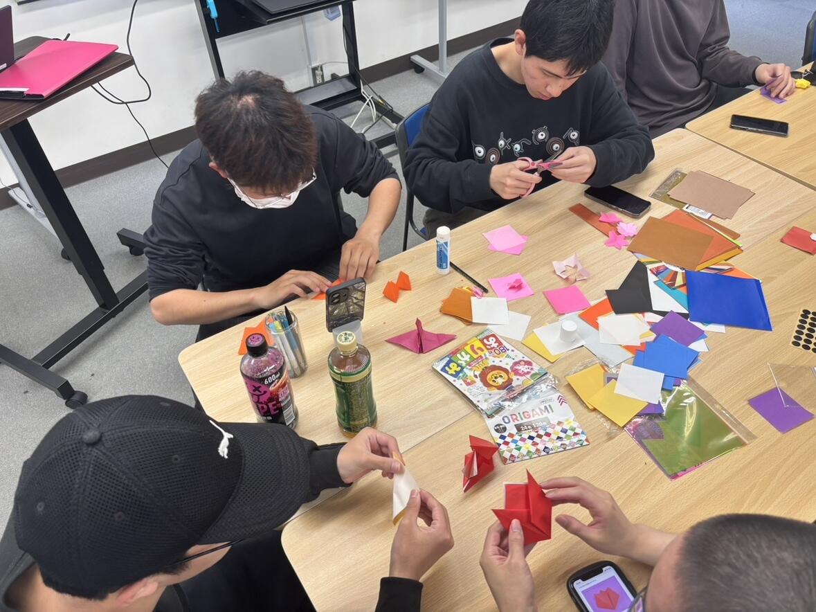 折り紙を折る生徒