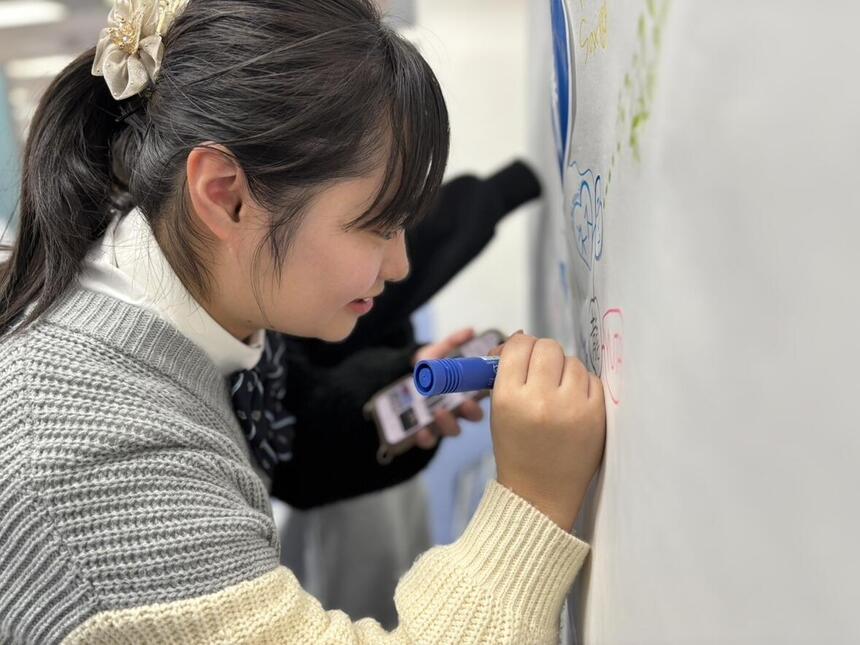 生徒が意気込みを記入している様子