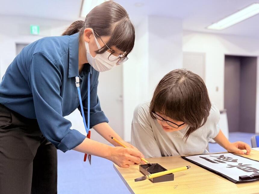 みらいの架け橋レッスン®で書道を楽しむ生徒とコーチ